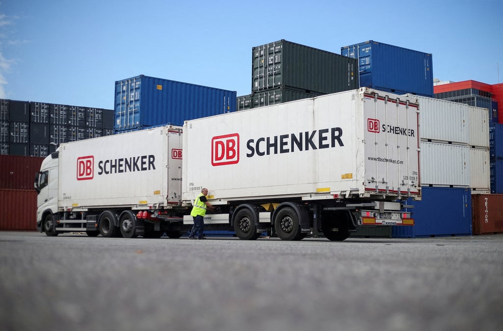 Des camions db schenker lors d'une visite de presse de l'unite logistique de la deutsche bahn schenker, dans le port de hambourg