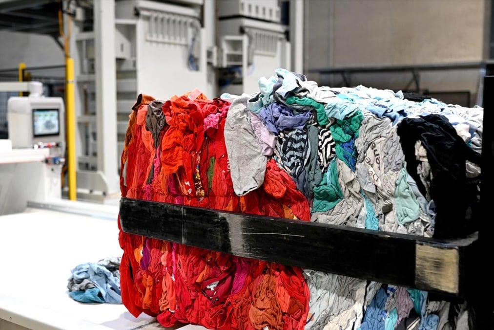 Jusqu'à peu, il n'existait pas, en France, de centre complètement automatisé, capable de trier les textiles usagés par couleur ou par matière.