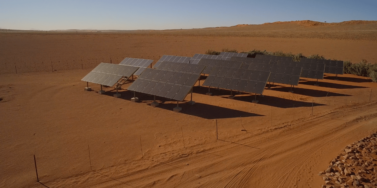 Désert soleil panneaux énergie solaire