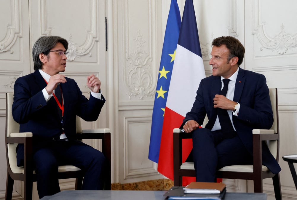 Le president francais emmanuel macron s'entretient avec vincent yang, pdg de prologium