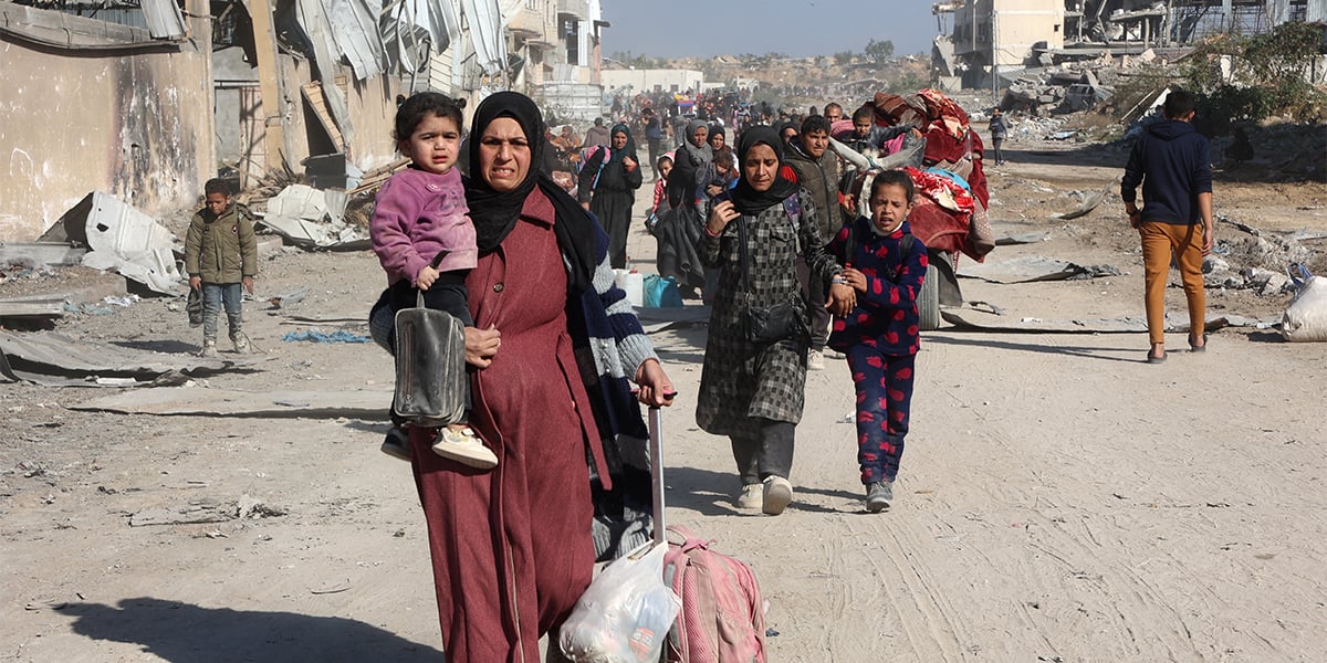 Des Palestiniens, déplacés de Beit Lahia, arrivent à Jabalia, dans le nord de Gaza, mercredi.