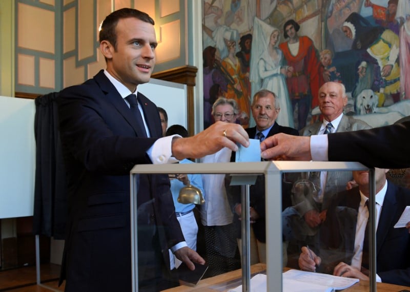 Les electeurs aux urnes pour le second tour des legislatives