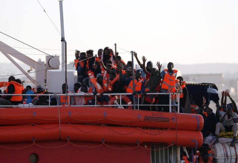La france va accueillir 130 migrants de l'aquarius et du lifeline
