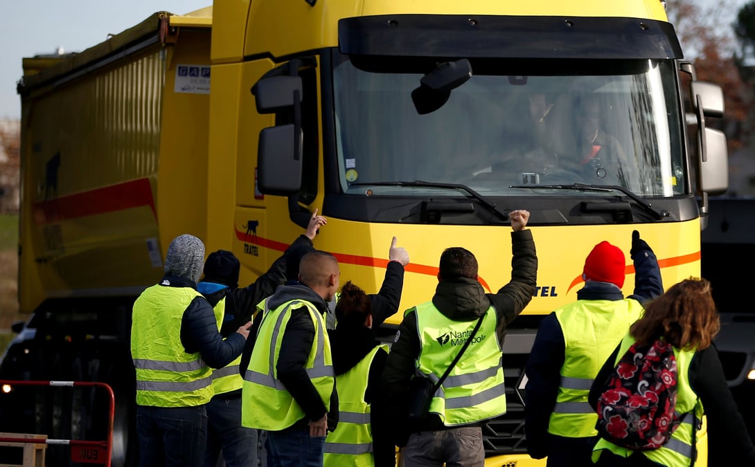 Le gouvernement denonce une "derive" des "gilets jaunes"