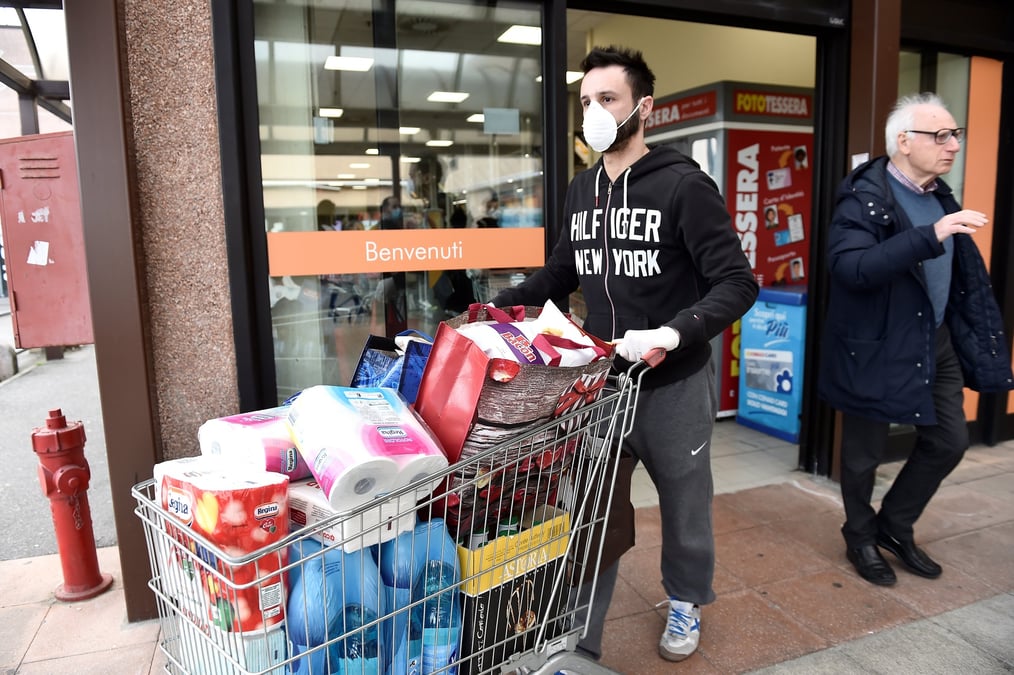 En Italie, pays le plus touché en Europe, un afflux de gens dans les supermarchés a été constaté, notamment en Lombardie, après l'annonce de la mise en quarantaine de 11 villes du Nord. (Photo d'illustration : à la sortie d'un supermarché de Casalpusterlengo, ville de Lombardie, dans le nord de l'Italie, le 23 février 2020.)