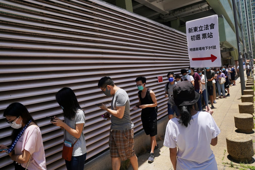 Hong kong vote massivement pour choisir ses candidats pro-democratie