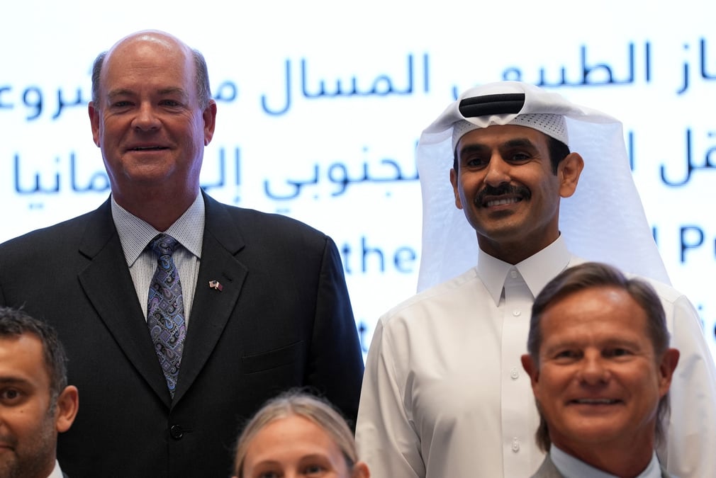 Photo de saad al-kaabi, pdg de qatarenergy et ministre de l'energie du qatar, et ryan lance, et le pdg de conocophillips lors de la ceremonie de signature des accords sur l'exportation de gaz naturel liquefie (gnl) vers l'allemagne