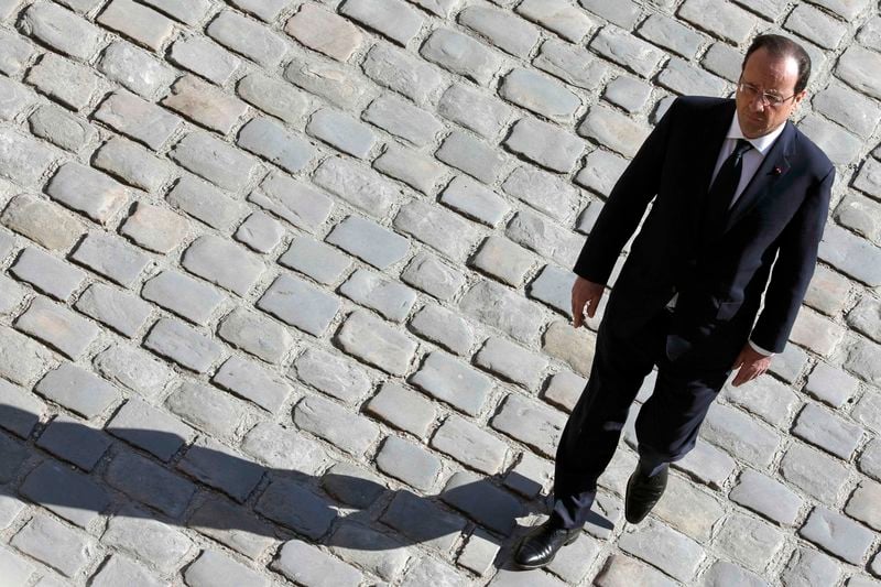 La popularité de Hollande continue de chuter, selon OpinionWay