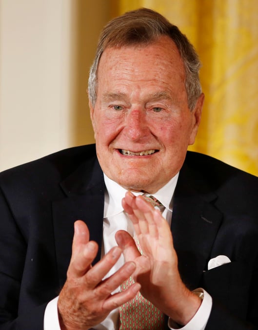 George bush pere victime d'une fracture des cervicales