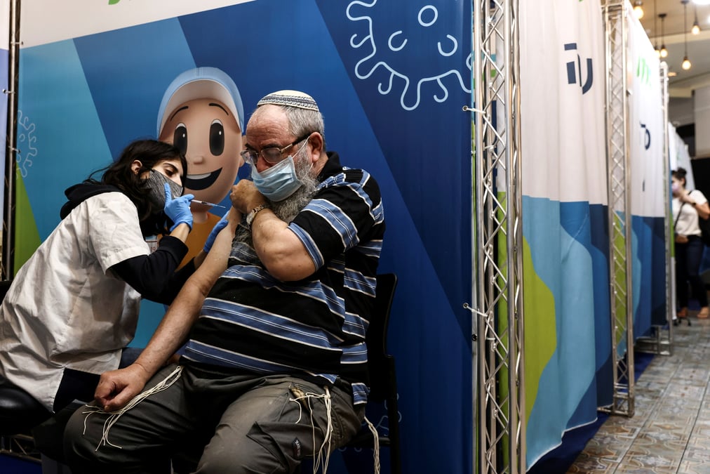 Coronavirus: en israel, de premiers signes de maitrise du variant delta grace au rappel vaccinal