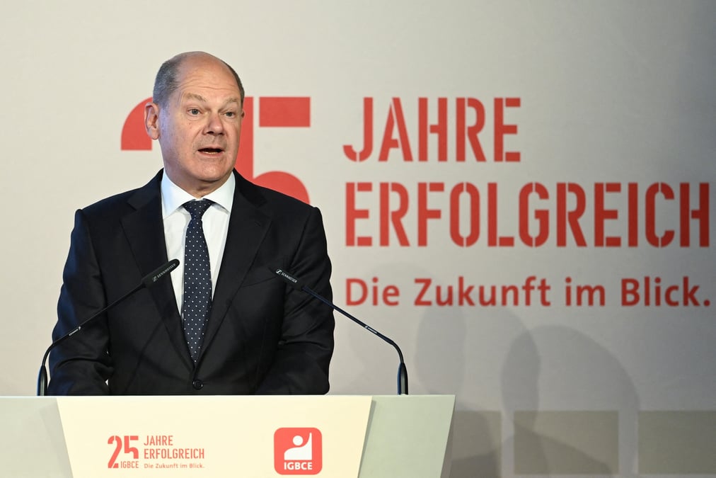 Le chancelier allemand olaf scholz lors de la celebration du 25e anniversaire du syndicat des mines, de la chimie et de l'energie igbce a hanovre