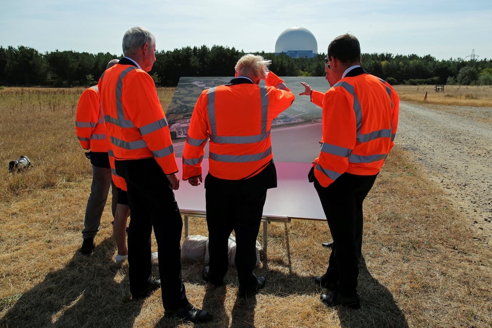 Photo de l'ex-premier ministre britannique, boris johnson, en train d'examiner les plans de sizewell c