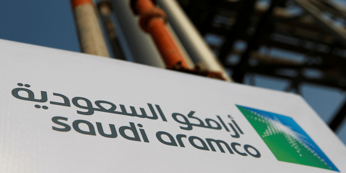 Photo du logo de saudi aramco sur le site petrolier d'abqaiq