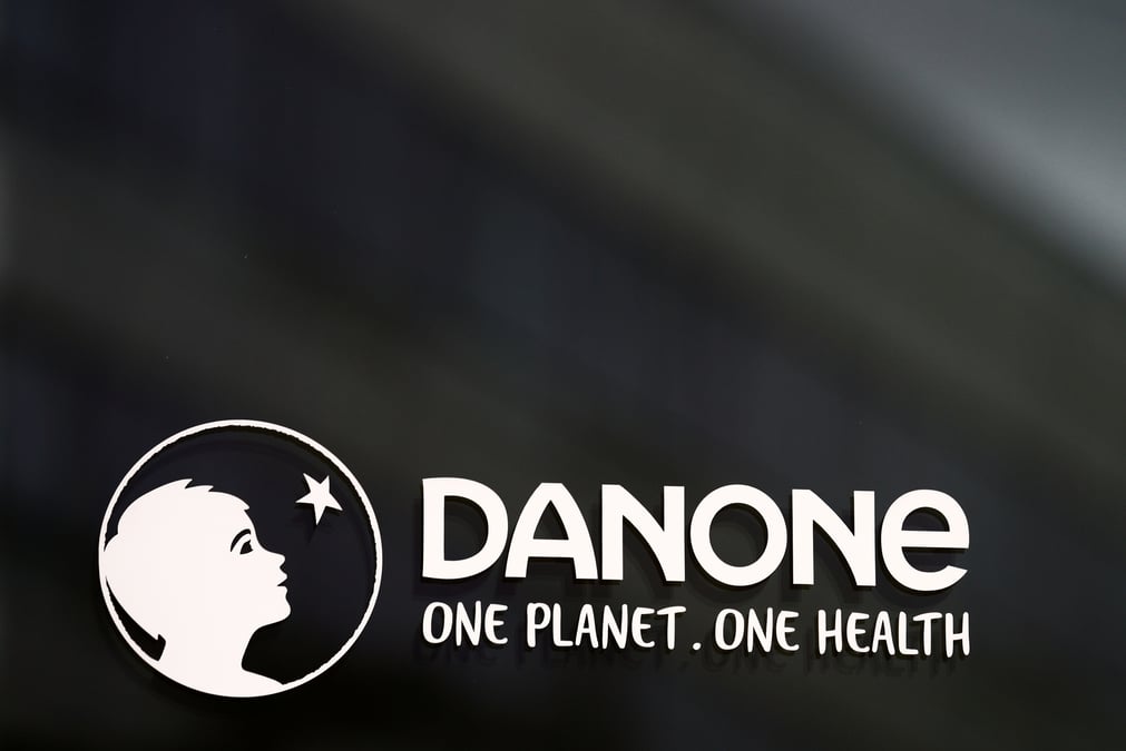 Logo du groupe danone au siege de l'entreprise a rueil-malmaison