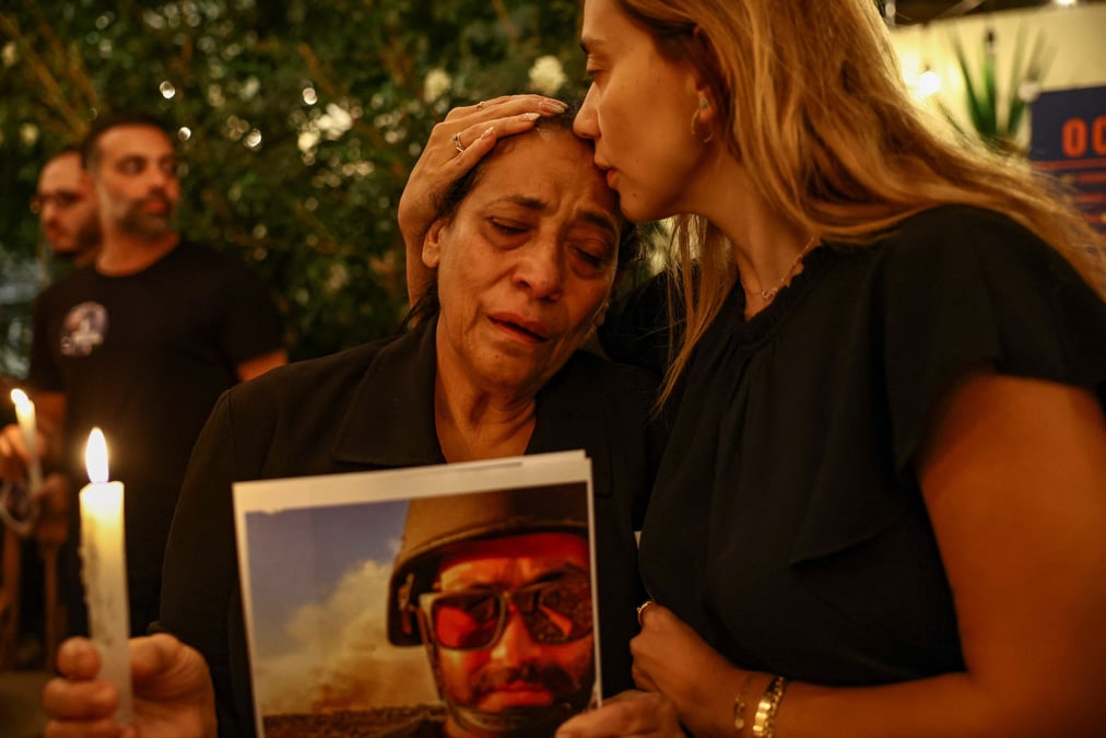 Des amis et des parents organisent une veillee aux chandelles a beyrouth apres l'assassinat du journaliste video de l'agence reuters, issam abdallah
