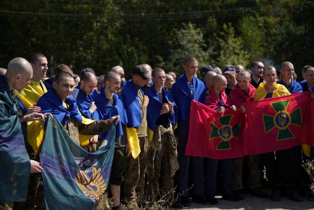 Les prisonniers de guerre ukrainiens se rassemblent apres un echange dans un lieu inconnu en ukraine.