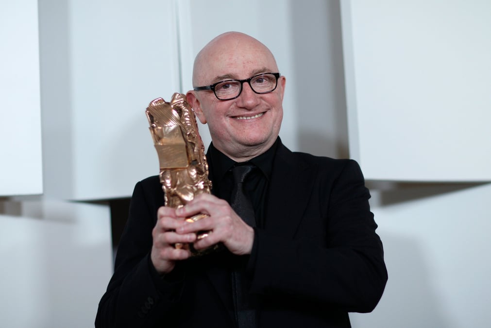 L'acteur francais blanc tient son trophee apres avoir remporte le prix du meilleur second role pour son role dans le film "l'exercice de l'etat" lors de la 37eme ceremonie des cesar a paris