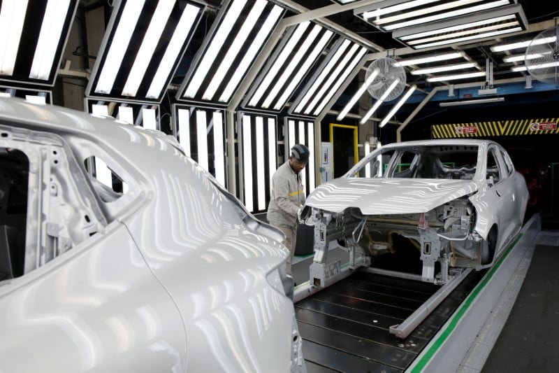 Renault: s&p releve sa note de credit de "bbb-" a "bbb"