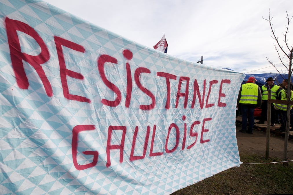 Gilets jaunes: la hausse de la taxe carbone est abandonnee, dit l'elysee