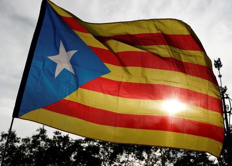 Espagne: la chambre des deputes suspend quatre elus catalans emprisonnes