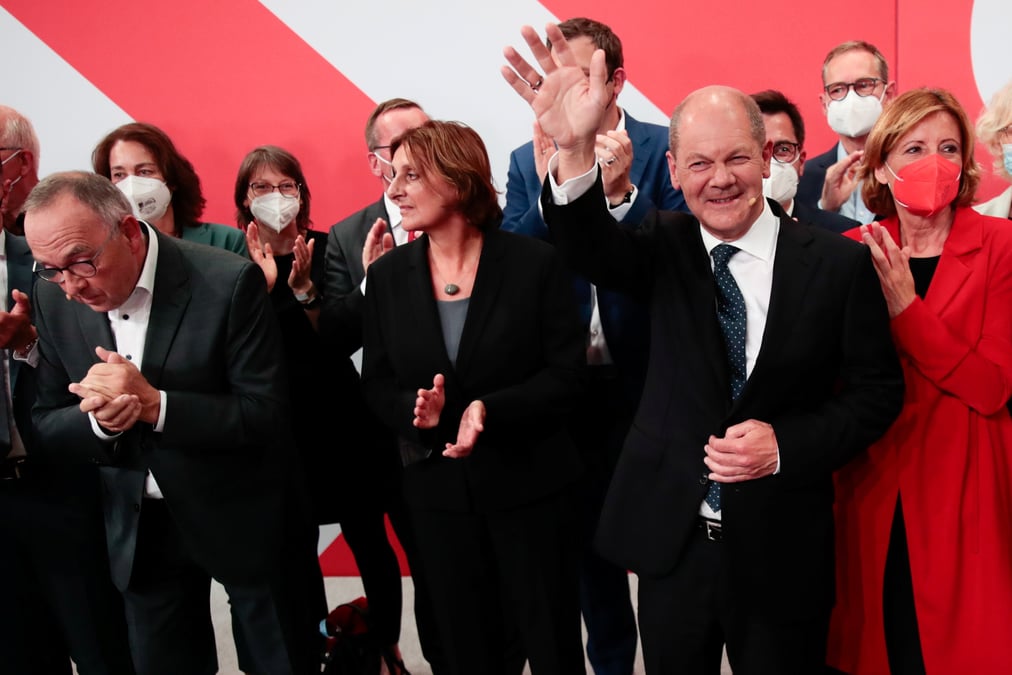 Allemagne: les conservateurs et les sociaux-democrates au coude-a-coude