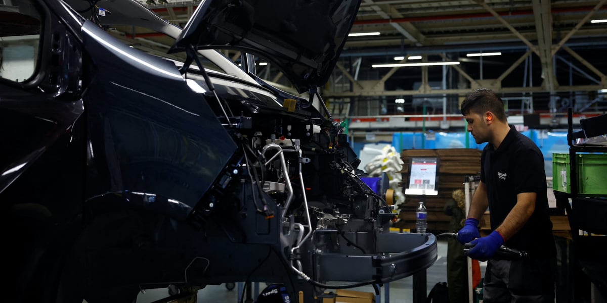 Un employé à l'usine Renault de Sandouville, près du Havre, qui produit des utilitaires.