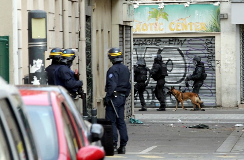 Deux morts et sept arrestations apres l'assaut a saint-denis