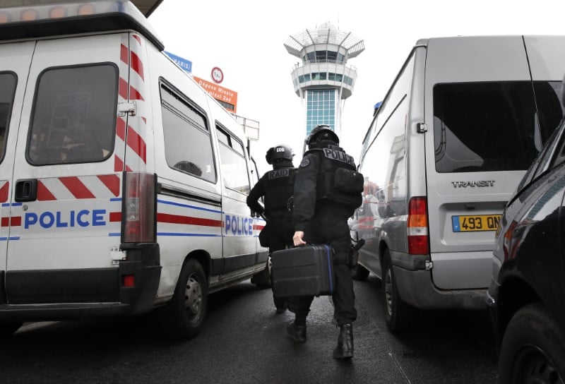 L'homme abattu a orly avait auparavant blesse un policier