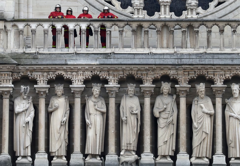 Notre-dame: "hip hip hip hourra pour les pompiers!"