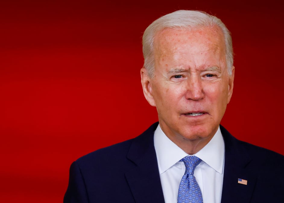 Biden critique l'armee afghane et trump apres le retrait desordonne de kaboul