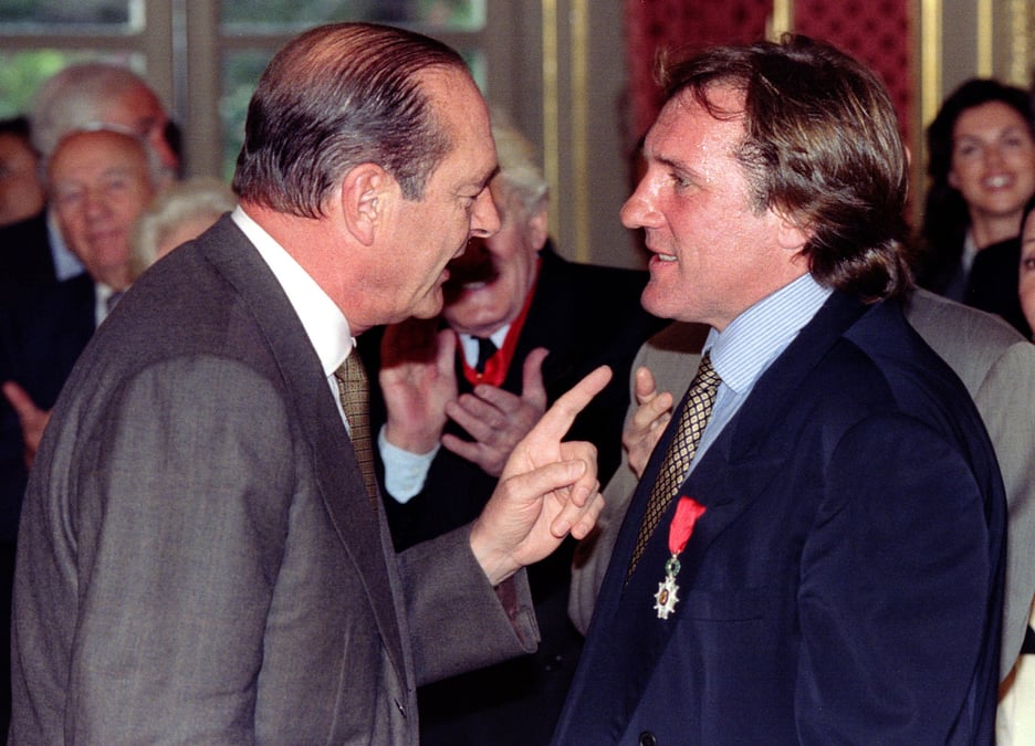 Le president francais jacques chirac remet la medaille de la legion d'honneur a gerard depardieu, star du cinema francais, a paris