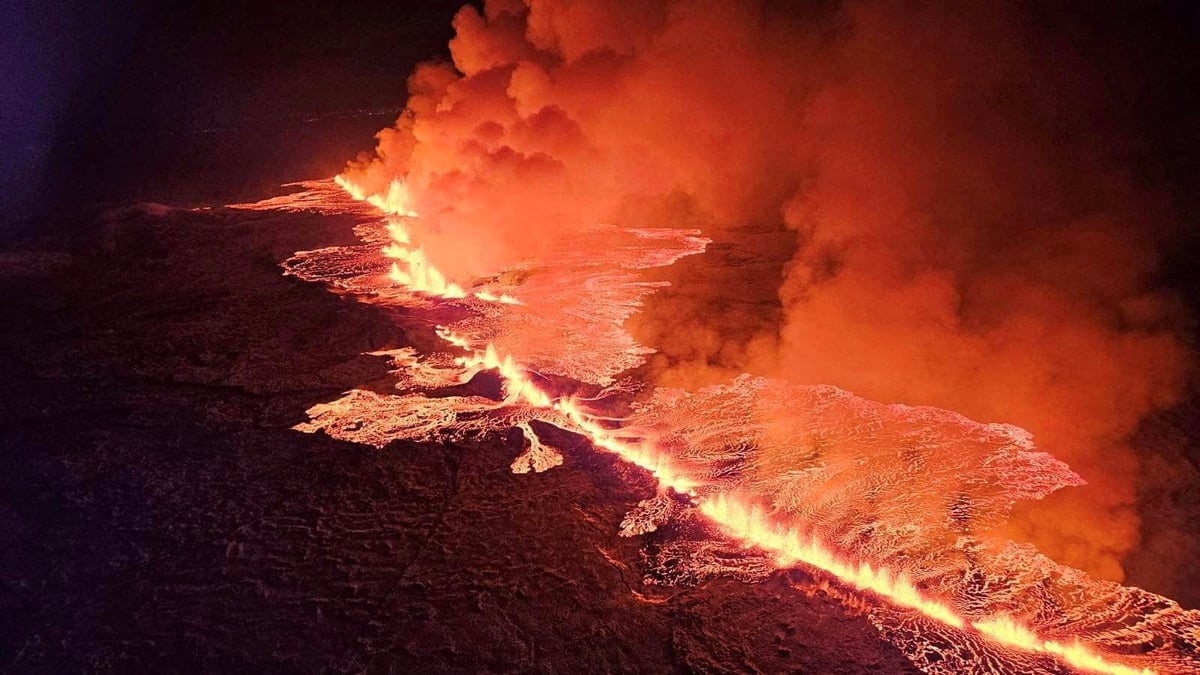 Un volcan crache de la lave et de la fumee lors d'une eruption a grindavik