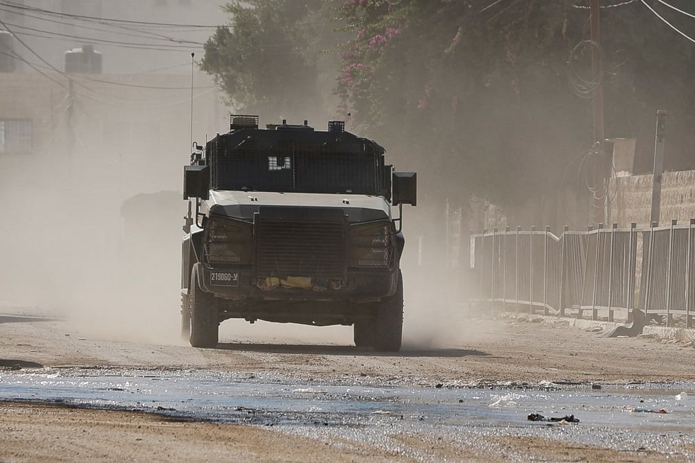 Des vehicules militaires israeliens participent a un raid, a jenine