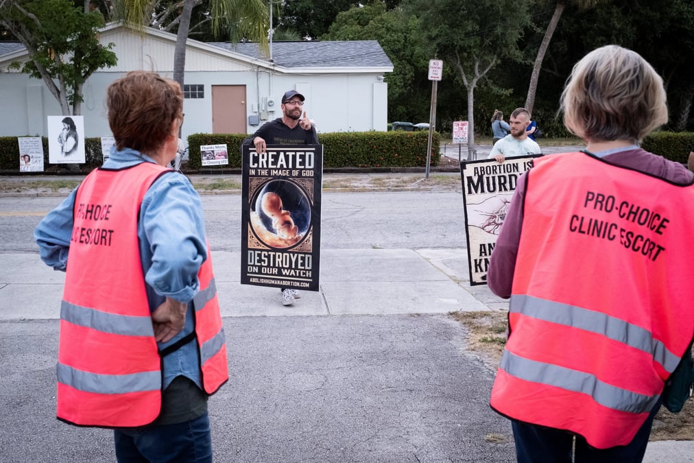 Un militant anti-avortement face a des accompagnateurs de clinique a l'exterieur d'une clinique d'avortement en floride