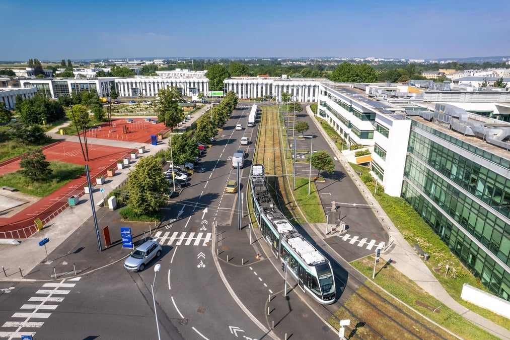 A gauche, la piste d'athlétisme du parc d'activités de Rungis ; au milieu : le tramway T7 ; et à droite, l'ex-siège de Lidl qui va être transformé en immeuble laboratoire.