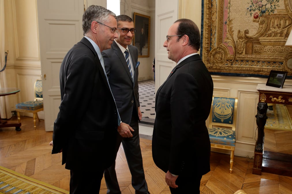 Hollande veut des garanties sur l'emploi pour nokia-alcatel