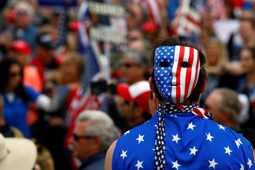 Heurts entre pro et anti-trump sur une plage californienne