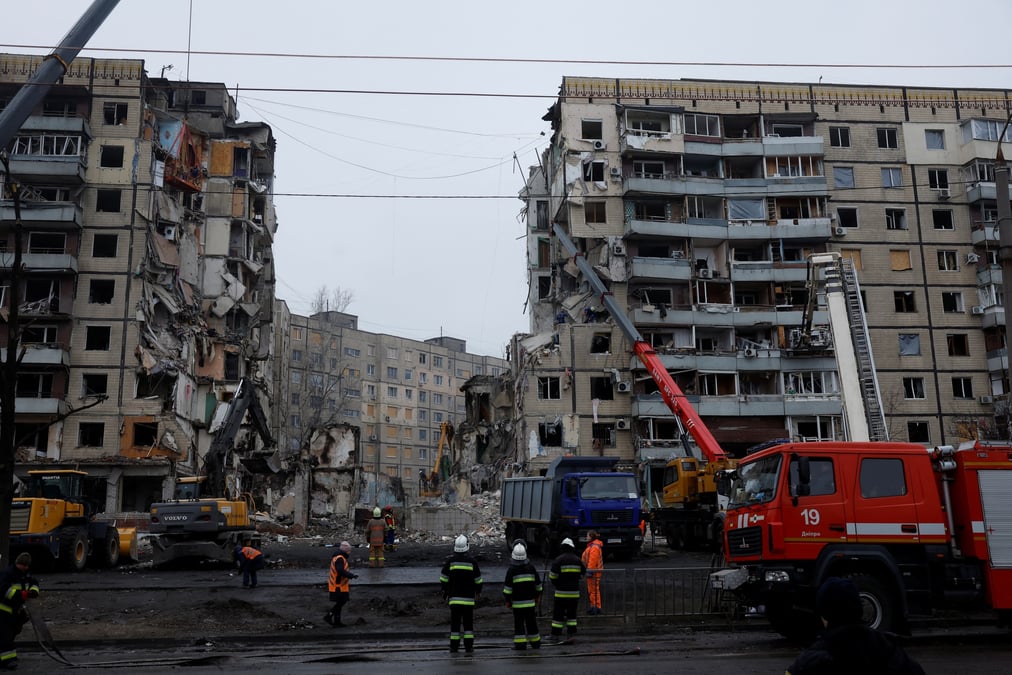 Les services de secours travaillent sur le site ou un immeuble d'habitation a ete endommage par un tir de missile russe, a dnipro