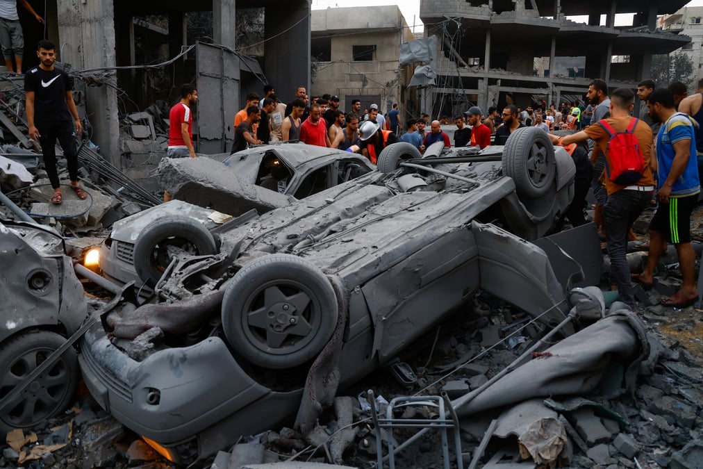 Les palestiniens inspectent les degats a gaza