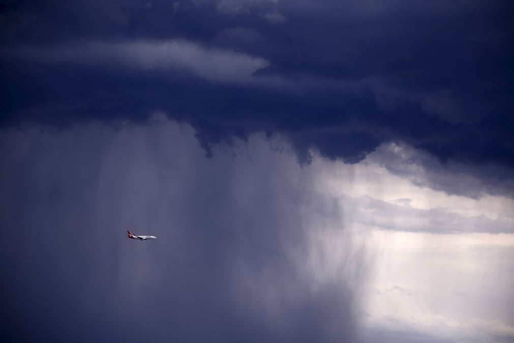 Un avion vole sous une pluie battante alors qu'une tempete se dirigait vers sydney