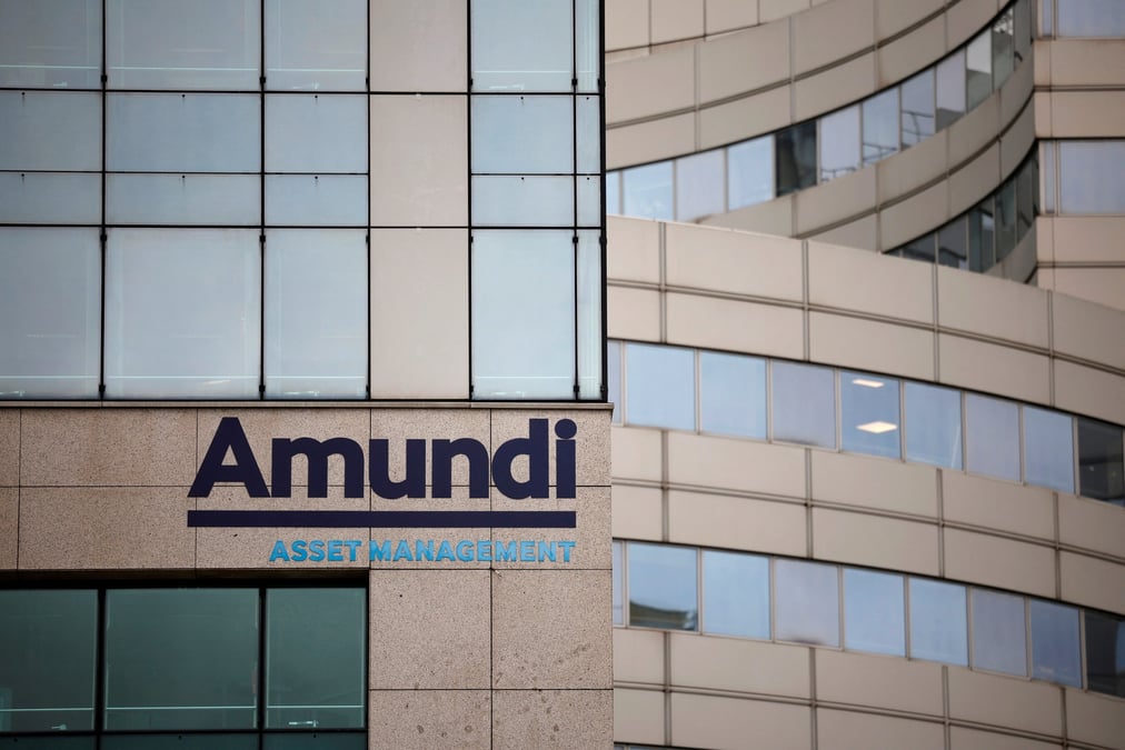 Logo d'amundi devant le siege de la societe a paris