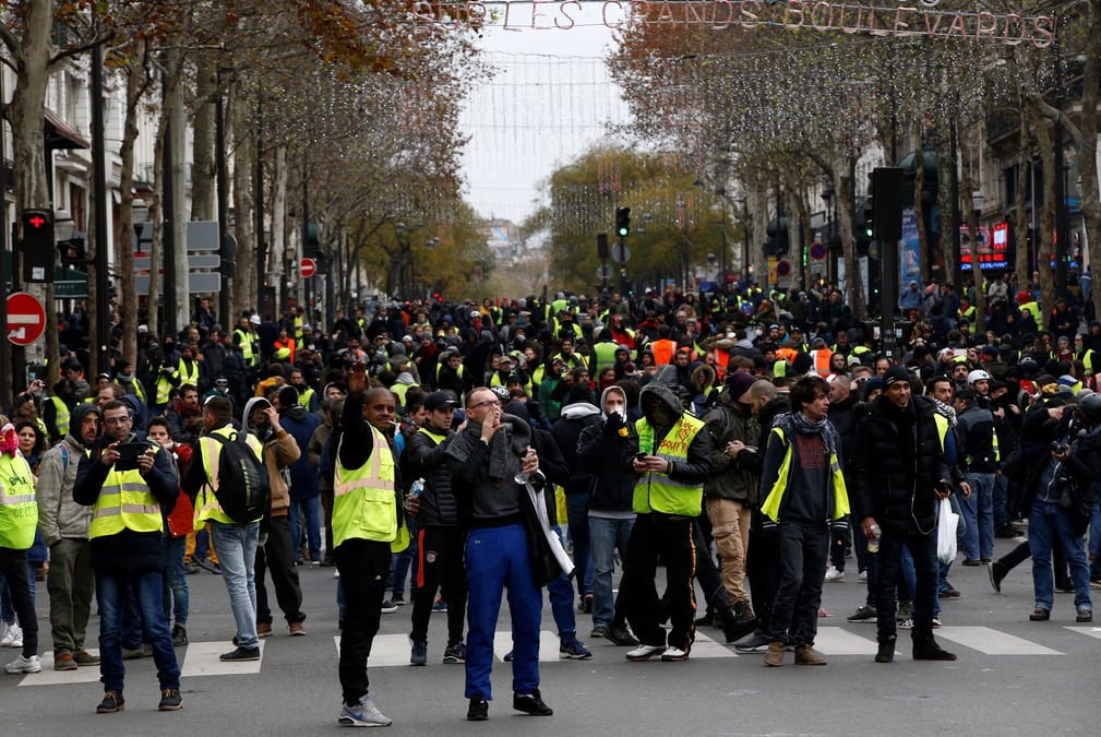 "gilets jaunes": des centaines d'interpellations a paris