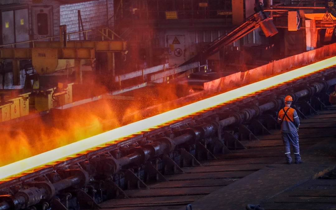 L'infox reproche cette stratégie de verticalisation à la Chine. Elle n'est pourtant pas nouvelle ! Arcelor-Mittal (en photo, le laminoir de l'usine de Gand, en Belgique) opère ainsi, de mines de fer ou de charbon jusqu'au marketing de l'acier ; le coréen Posco également en fidélisant le minerai de nickel de Nouvelle-Calédonie ; le finlandais Outokumpu en exploitant ses propres mines de chrome pour ses aciers ; le norvégien Norsk-Hydro opère de même avec sa bauxite pour son aluminium ...