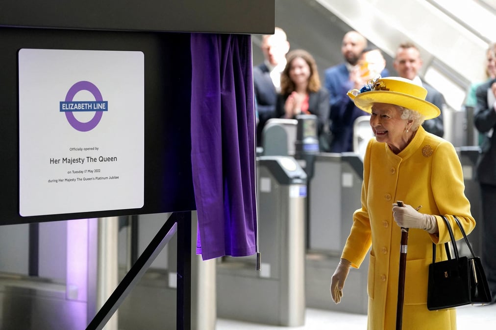 La reine elizabeth assiste a l'inauguration d'une ligne de metro a londres