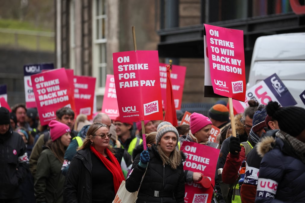 Photo du personnel et des etudiants de l'universite de liverpool lors d'une journee de greve a liverpool