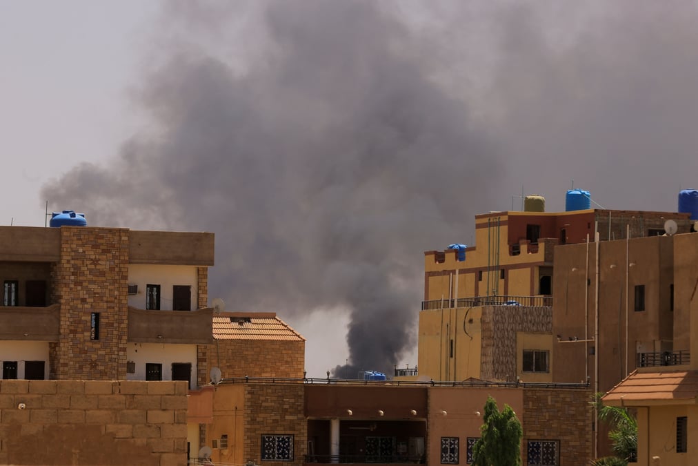 De la fumee s'elever des batiments a khartoum, au soudan