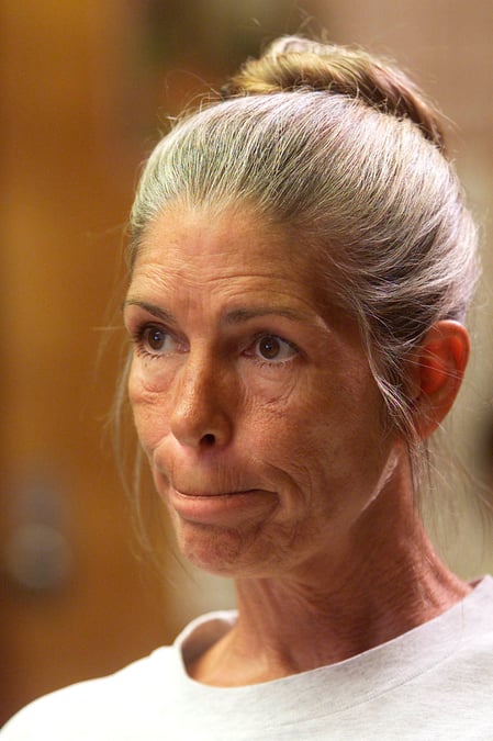 Leslie van houten, une des adeptes de la "manson family", devant un tribunal de corona, en californie