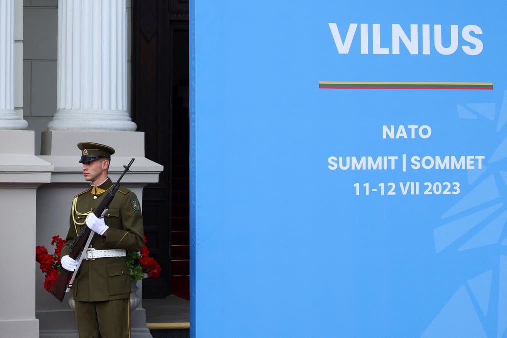 Photo d'un membre de l'armee lituanienne monte la garde au palais presidentiel avant un diner organise par le president lituanien gitanas nauseda lors d'un sommet de l'otan a vilnius
