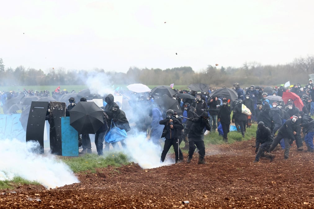 Demonstration against agro-industrial "mega-basins" in sainte-soline