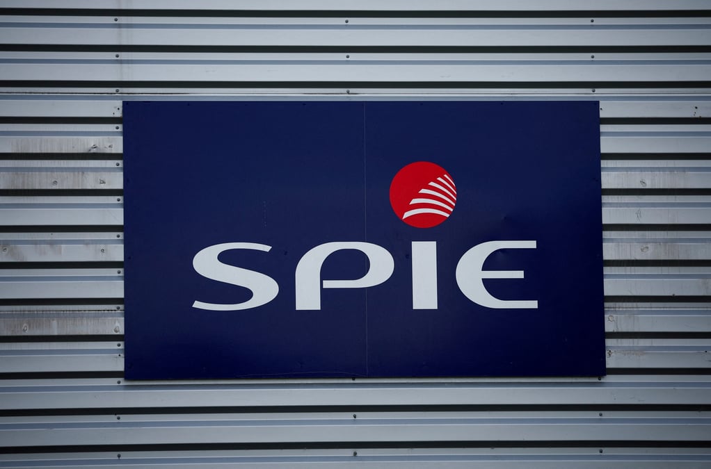 Logo de spie a l'exterieur des locaux de l'entreprise au bignon